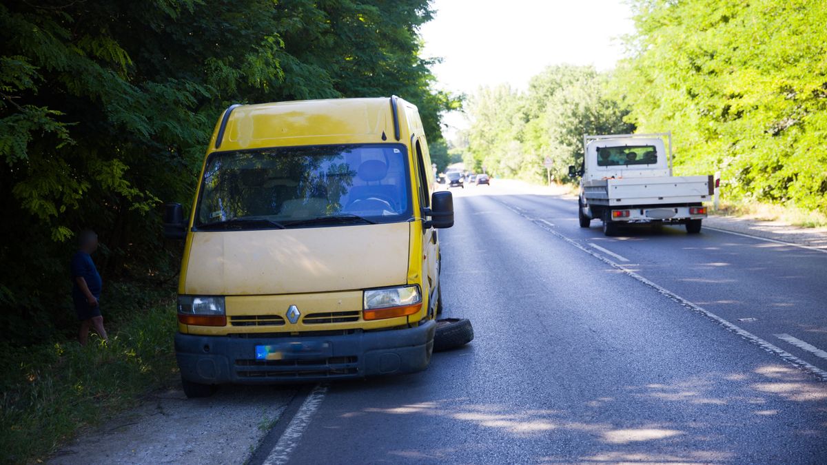 Frontális baleset történt a 35-ös főúton, kisteherautó és személygépkocsi ütközött