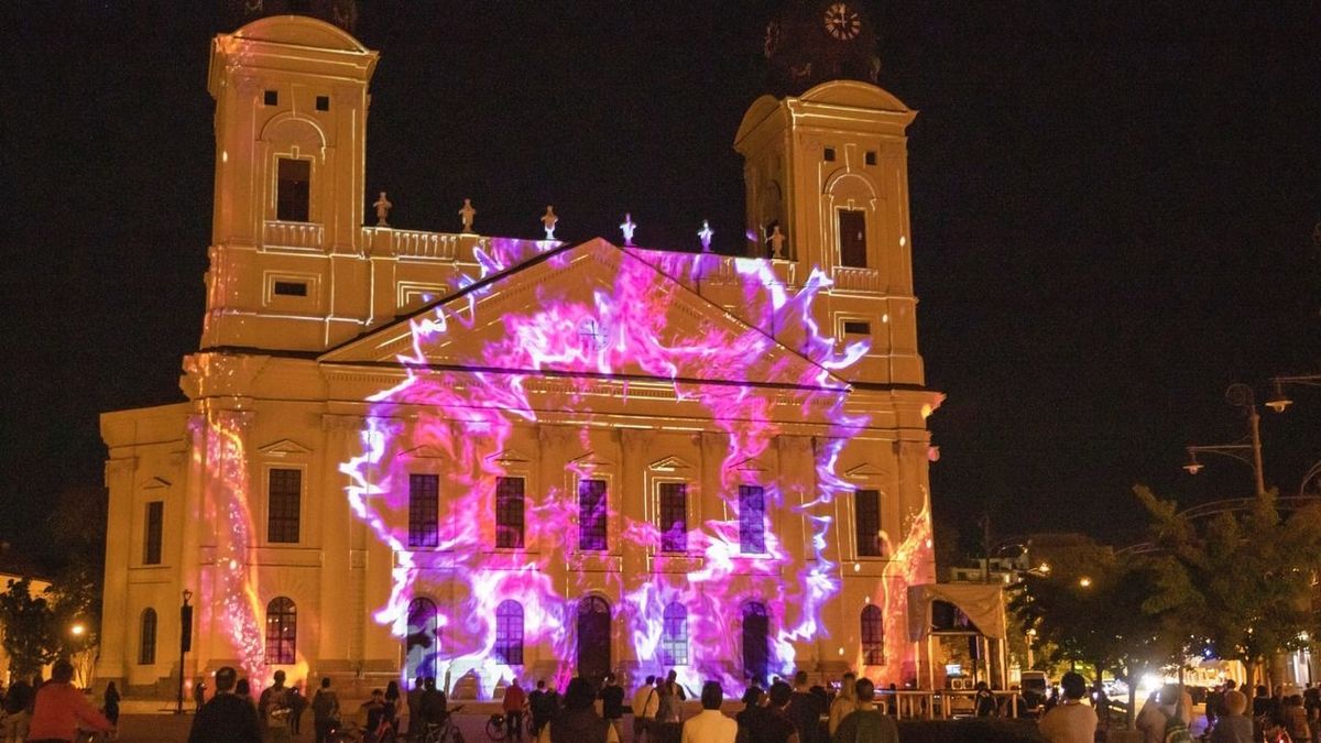 Fényfestés Debrecenben: elképesztő színekben pompázott a Nagytemplom!