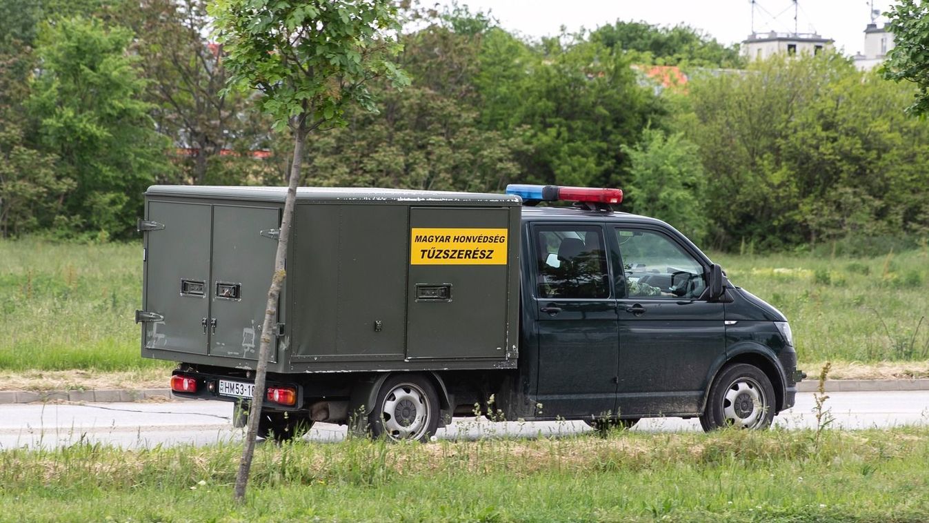 Több száz robbanóeszköz került elő egy debreceni utcában – fotókkal