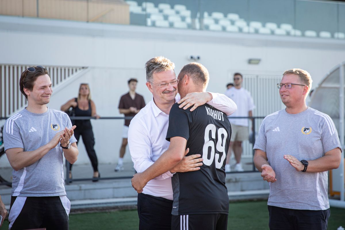 Bár edzőmeccset játszott a DEAC ezúttal Korhut Mihály miatt telt meg a Dóczy utcai sportcampuson szerda este, aki utoljára lépett pályára labdarúgóként.