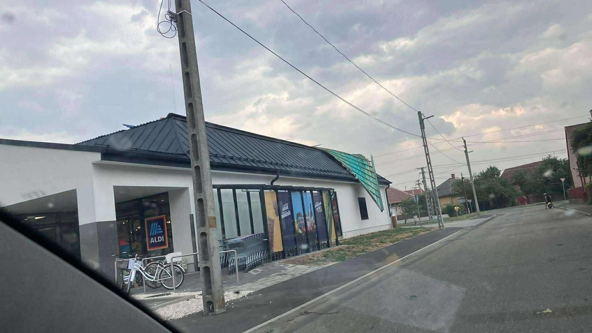 A berettyóújfalui Aldi épületét is jelentősen megrongálta a viharos szél