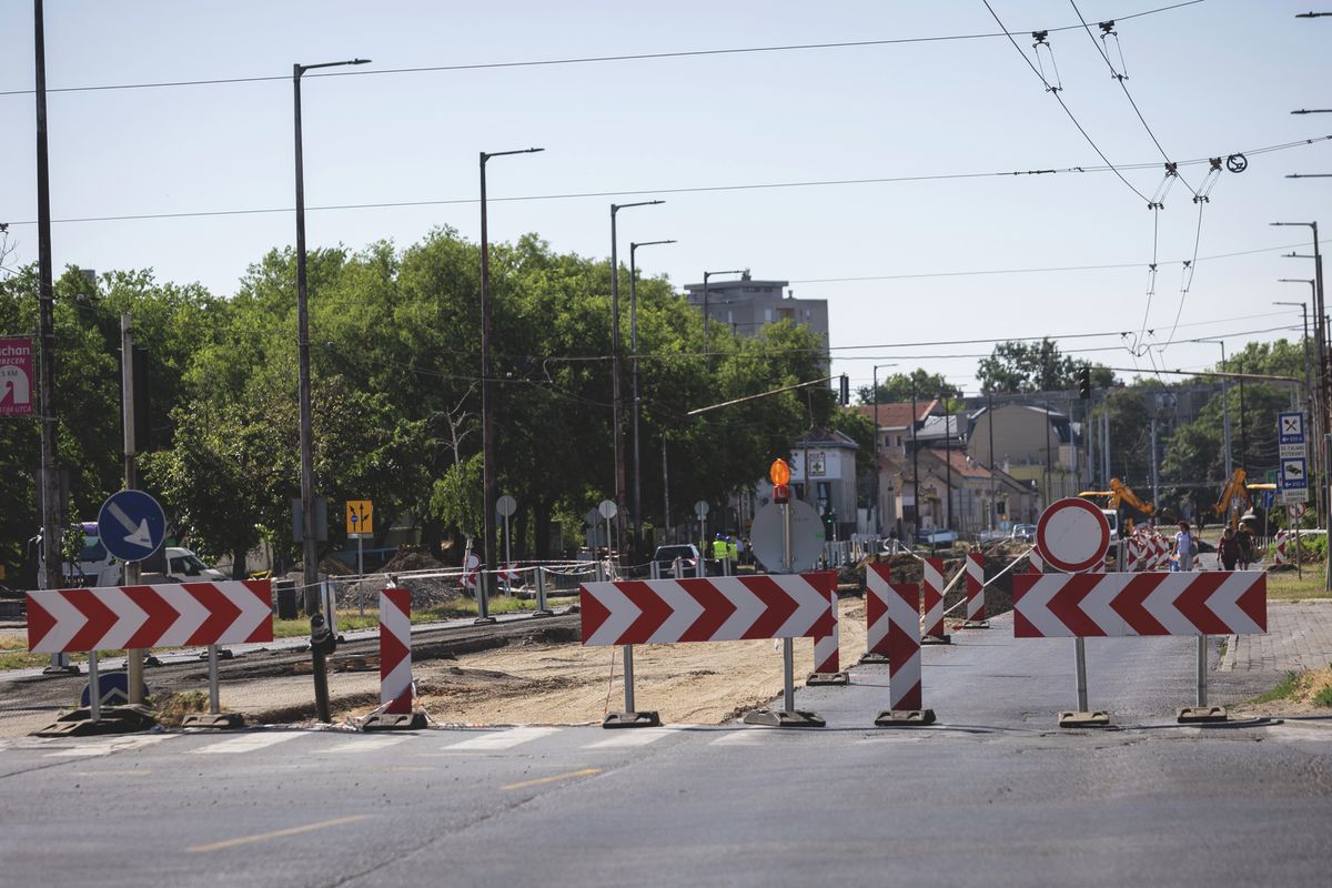 Csőtörés miatt teljes útzár van érvényben a debreceni Külsővásártér egy szakaszán