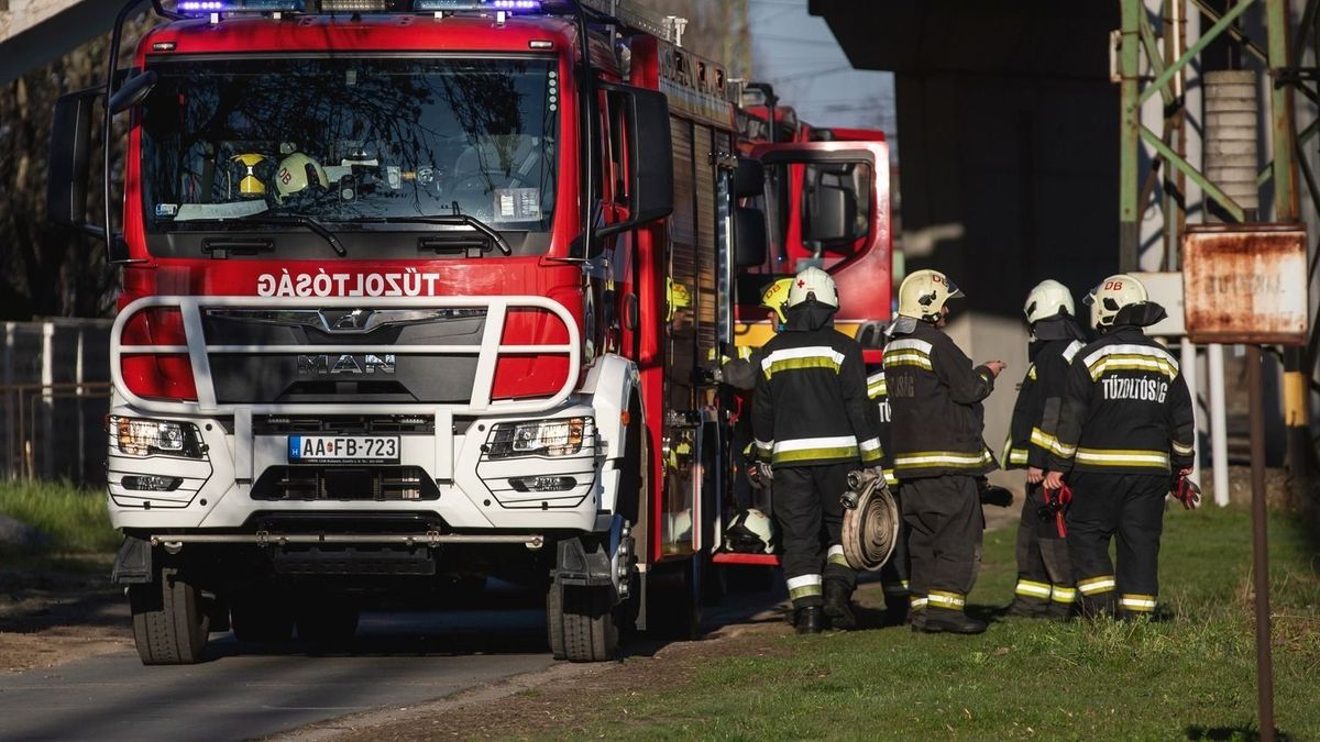 Vasárnap is rengeteg munkája volt a tűzoltóknak