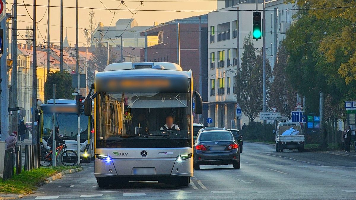 Lezártak egy forgalmi debreceni útszakaszt, változott a buszok közlekedése is