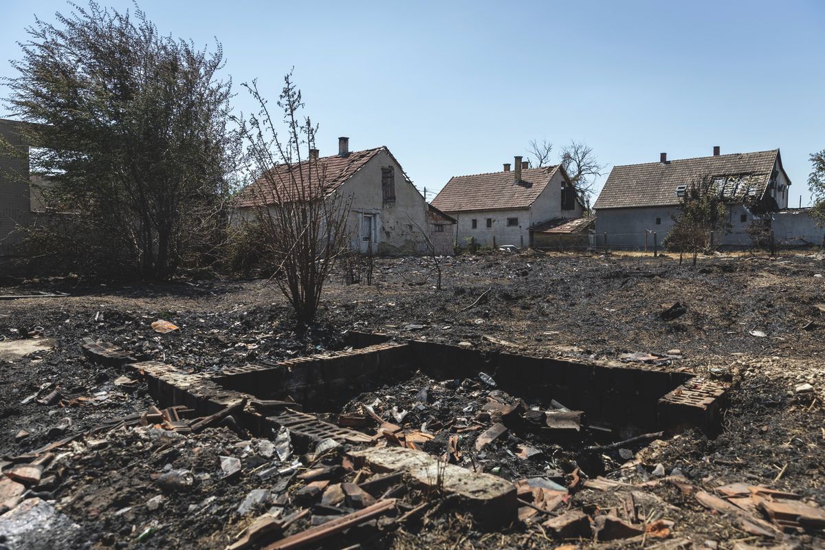 A tűzeset utáni maradványok egy kertben Biharnagybajomban