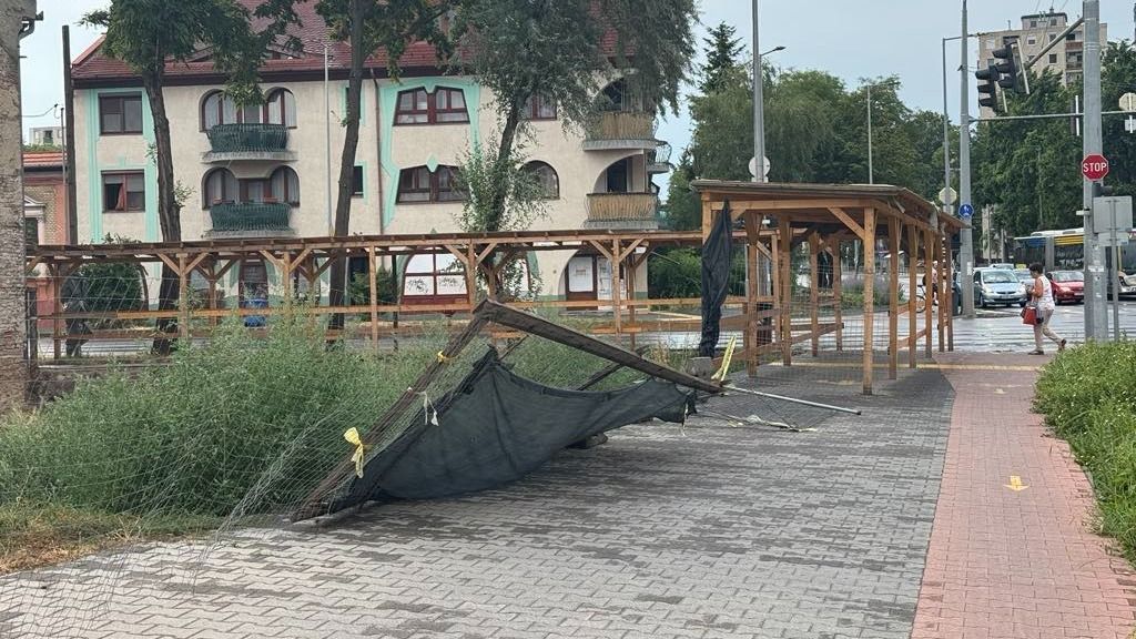 A Nagy Imre utcán is kidőlt egy kerítés a viharban