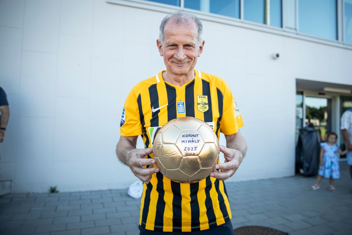 Bár edzőmeccset játszott a DEAC ezúttal mégsem az egyetemi csapat miatt telt meg a Dóczy utcai sportcampuson szerda este:, hanem egy játékos, Korhut Mihály miatt, aki utoljára lépett pályára hivatásos labdarúgóként.