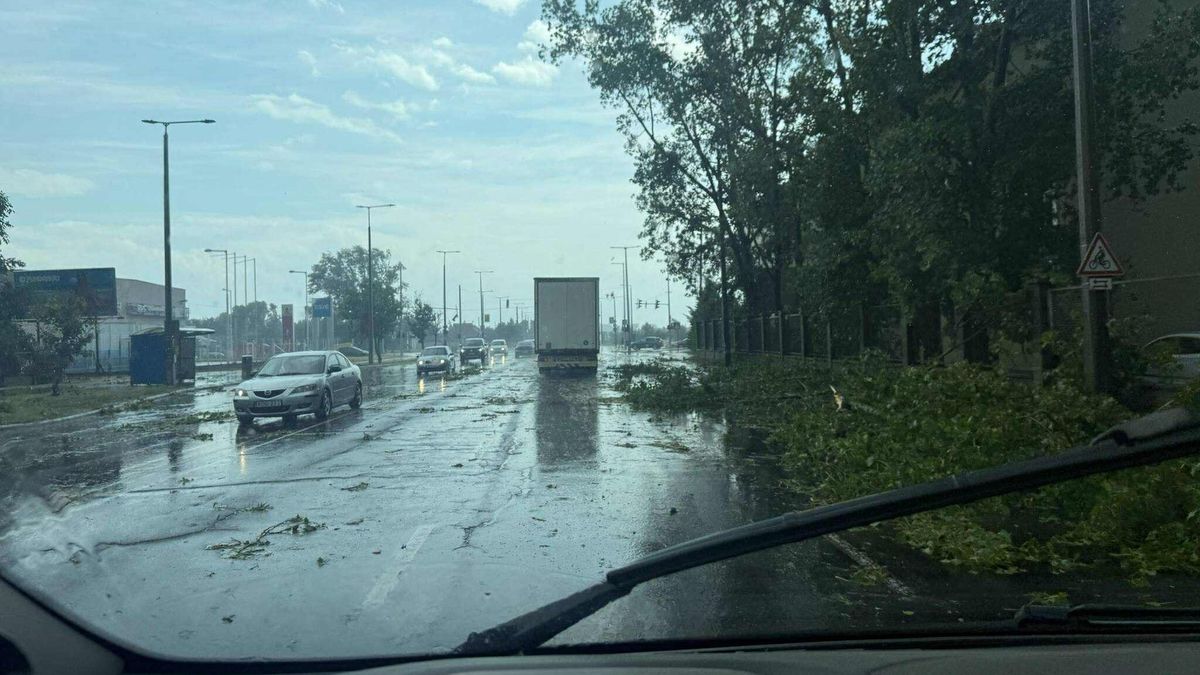 Debrecenben is megnehezíti a közlekedést a vihar