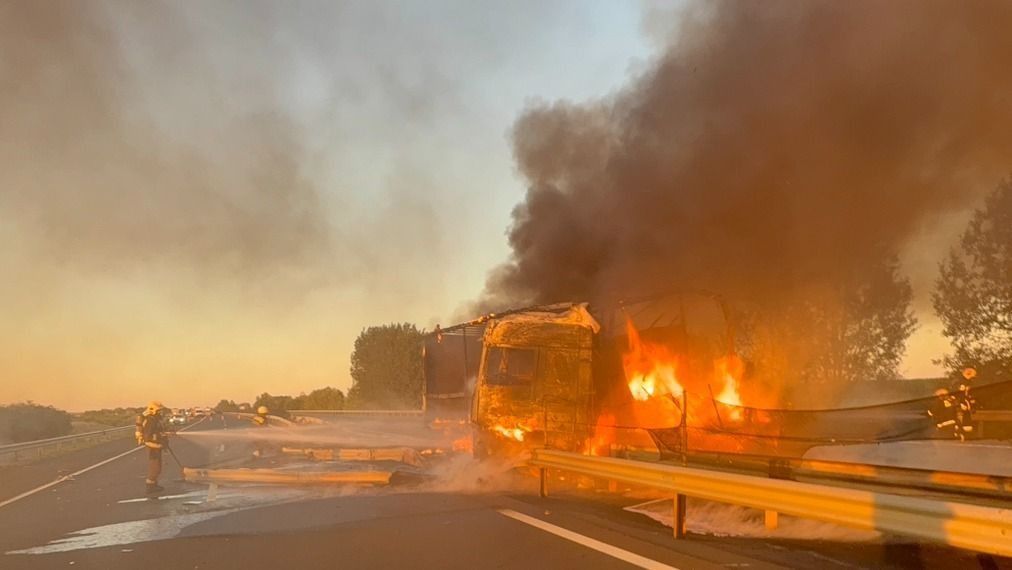 Baleset történt az M3-as autópályán: szalagkorlátnak csapódott, majd kigyulladt egy kamion