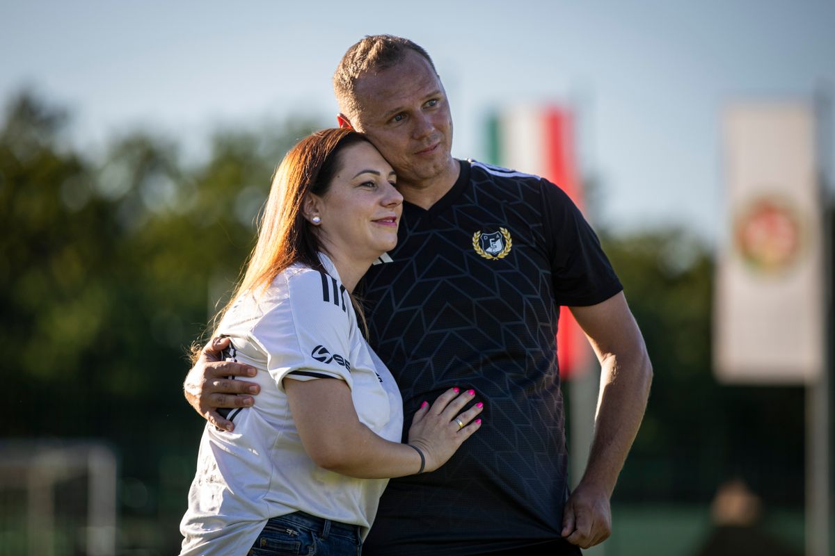 Bár edzőmeccset játszott a DEAC ezúttal mégsem az egyetemi csapat miatt telt meg a Dóczy utcai sportcampuson szerda este:, hanem egy játékos, Korhut Mihály miatt, aki utoljára lépett pályára hivatásos labdarúgóként.