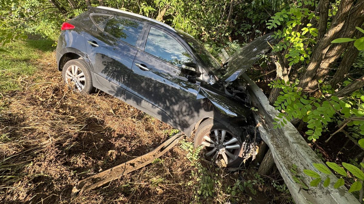 Baleset a 4-es főúton: a szalagkorlátot is átszakította egy autó (FORRÁS: HAON)