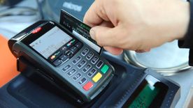 Hatalmas változás az egyik legnagyobb banknál, rengeteg ember kártyáját tilthatják le még a lejárat előtt
