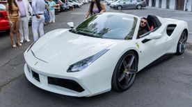 Hófehér Ferrari és fullos csajok a Fényes udvarban - ekkora bulit még nem látott a lakótelep! - fotókkal, videóval