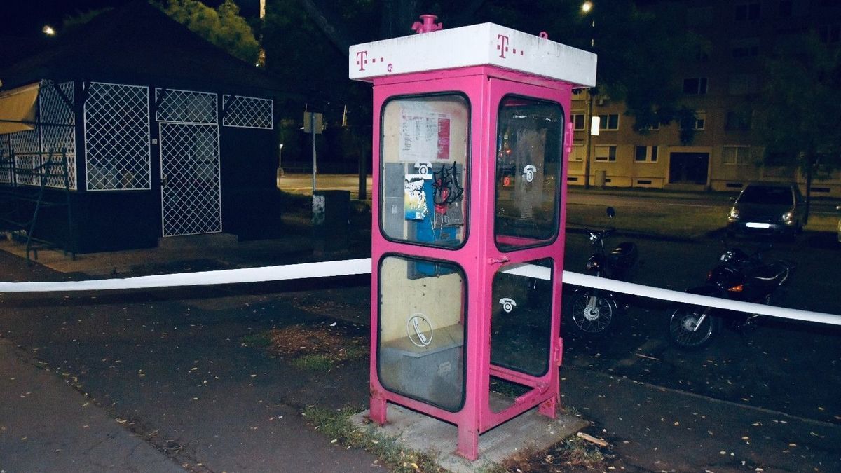 Ebből a telefonfülkéből fenyegetőzött a férfi a robbantással