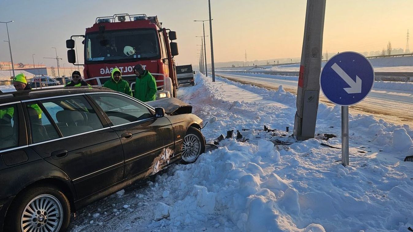 Villanyoszlopnak csapódott egy autó Hajdú-Biharban, egy embert kórházba...