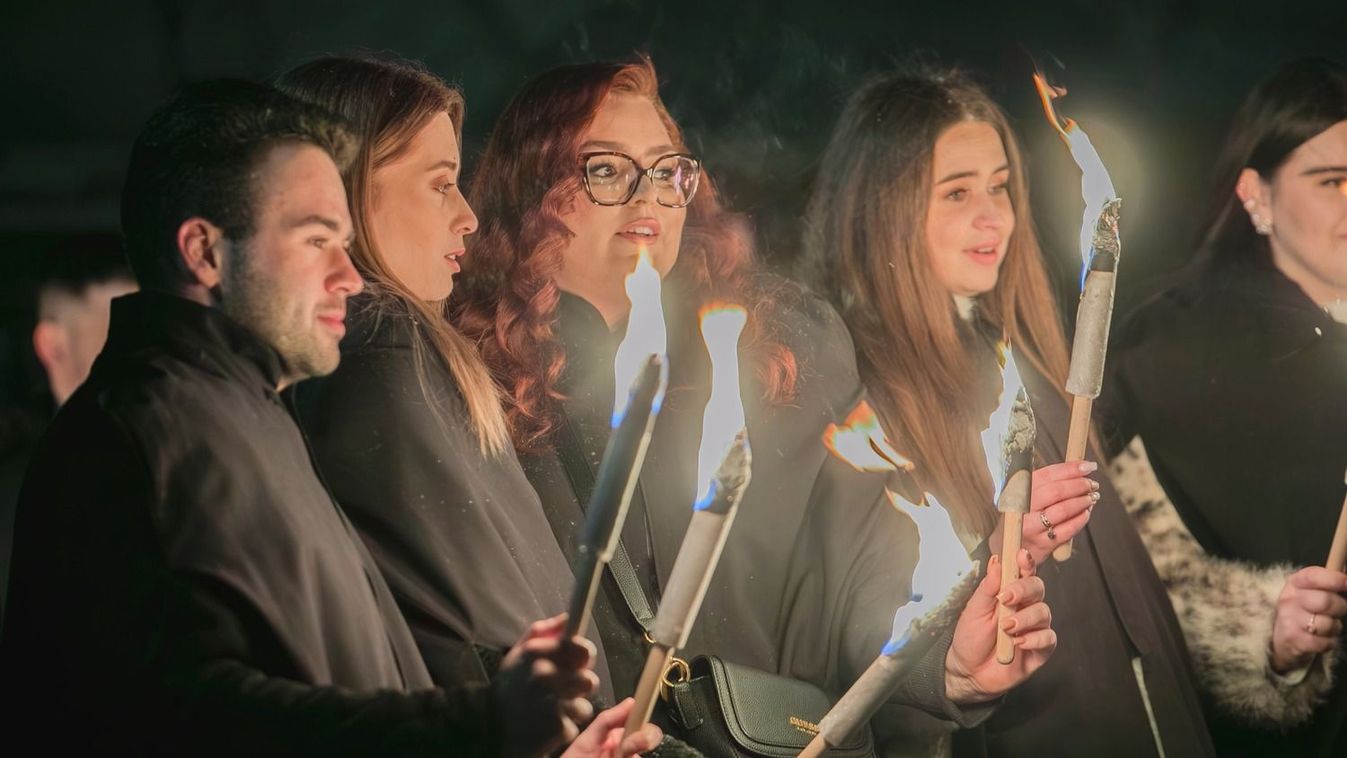 Fáklyafényes felvonulással búcsúztak el Debrecentől a joghallgatók - fotókkal, videóval! Kép