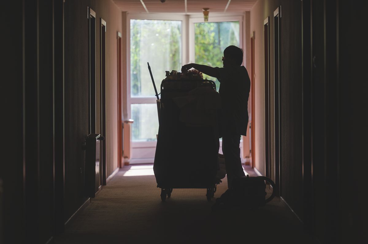 A Debreceni Járási Ügyészség szerint a takarítónő tudta, hogy a sértett otthonában nagy összegű készpénz van, és azt lopás útján saját céljaira használta fel