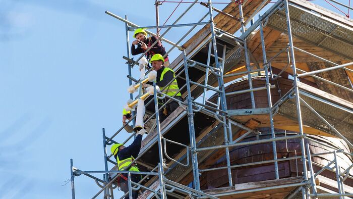 Feltették a debreceni templom tornyára a felújított keresztet, időkapszula került a tövébe – fotókkal, videóval