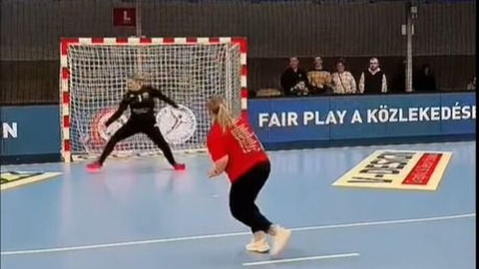 Rendőr állt a kapuba a DVSC-meccsen – hetesdobó versennyel hívták fel a figyelmet a biztonságos közlekedésre