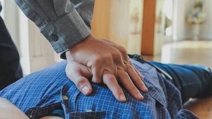 Nyílt utcán lett rosszul egy idős férfi Debrecenben, fiatalok rohantak a segítségére