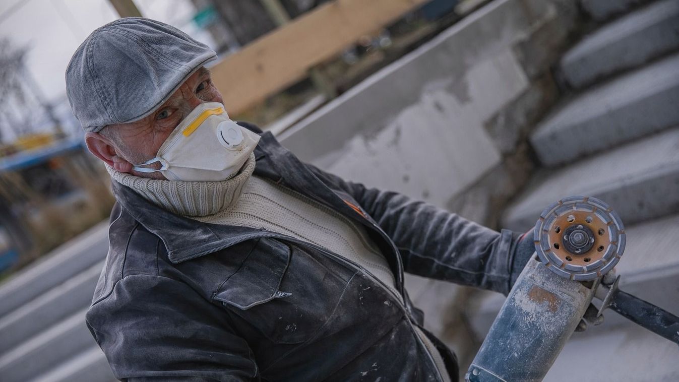 24 év profizmusát teszik bele a Petőfi tér lépcsőibe, nem akárki esett neki a...