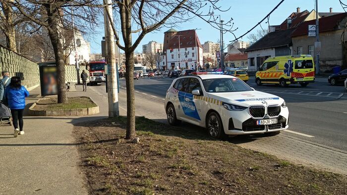 Baleset Debrecenben: két autó és egy kamion ütközött össze egy forgalmas kereszteződésben!