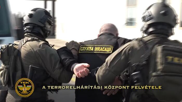 Aranytömböket és pénzt szállító ukránokat fogott el a NAV (videó)