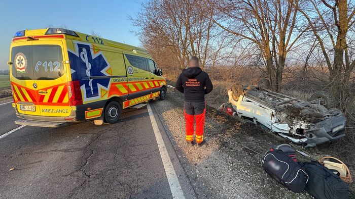 Baleset a 4-es főúton, rommá tört és a tetején állt meg egy terepjáró! - fotókkal, videóval!