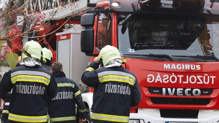 Társasházban csaptak fel a lángok Debrecenben, azonnal rohantak a tűzoltók