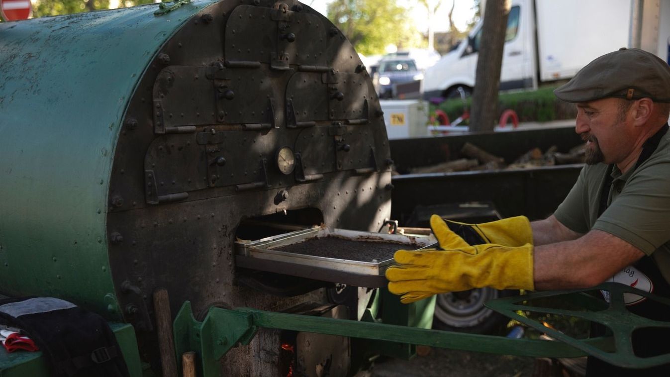 Egy háromtonnás katonai kemence árnyékában kóstoltuk meg a polgári hurka-pitét...