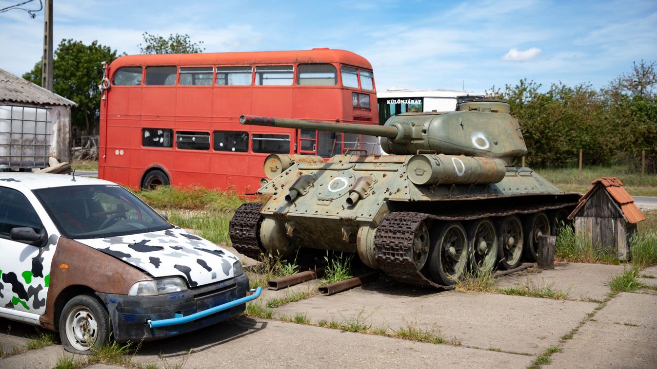 Egy orosz tank és egy londoni emeletes busz is megfér egymás mellett a polgári...