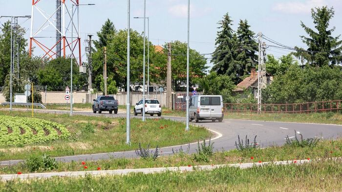 Csoportosan tűnnek fel az utcán, aggódnak Józsán a vendégmunkások miatt
