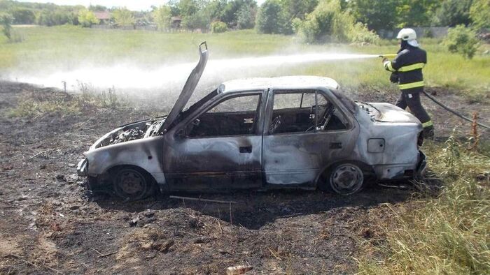 Teljesen kigyulladt egy autó Hajdú-Biharban; öten kórházba kerültek!