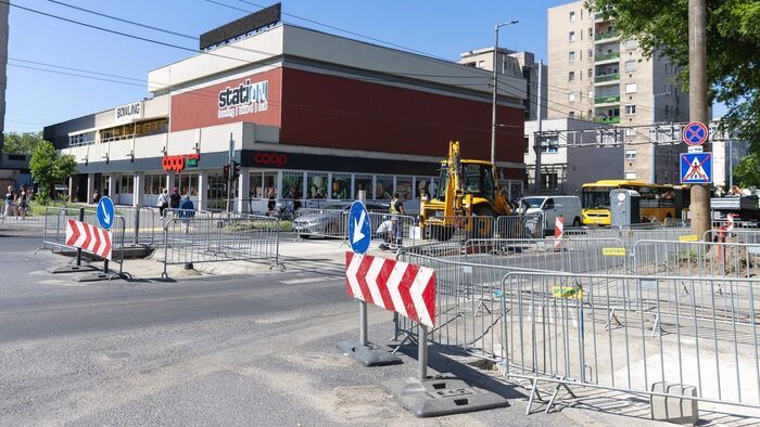 Jó hír a gyalogosoknak! Nem kell hosszú percekig kerülgetni a forgalmas debreceni kereszteződésben! − videóval