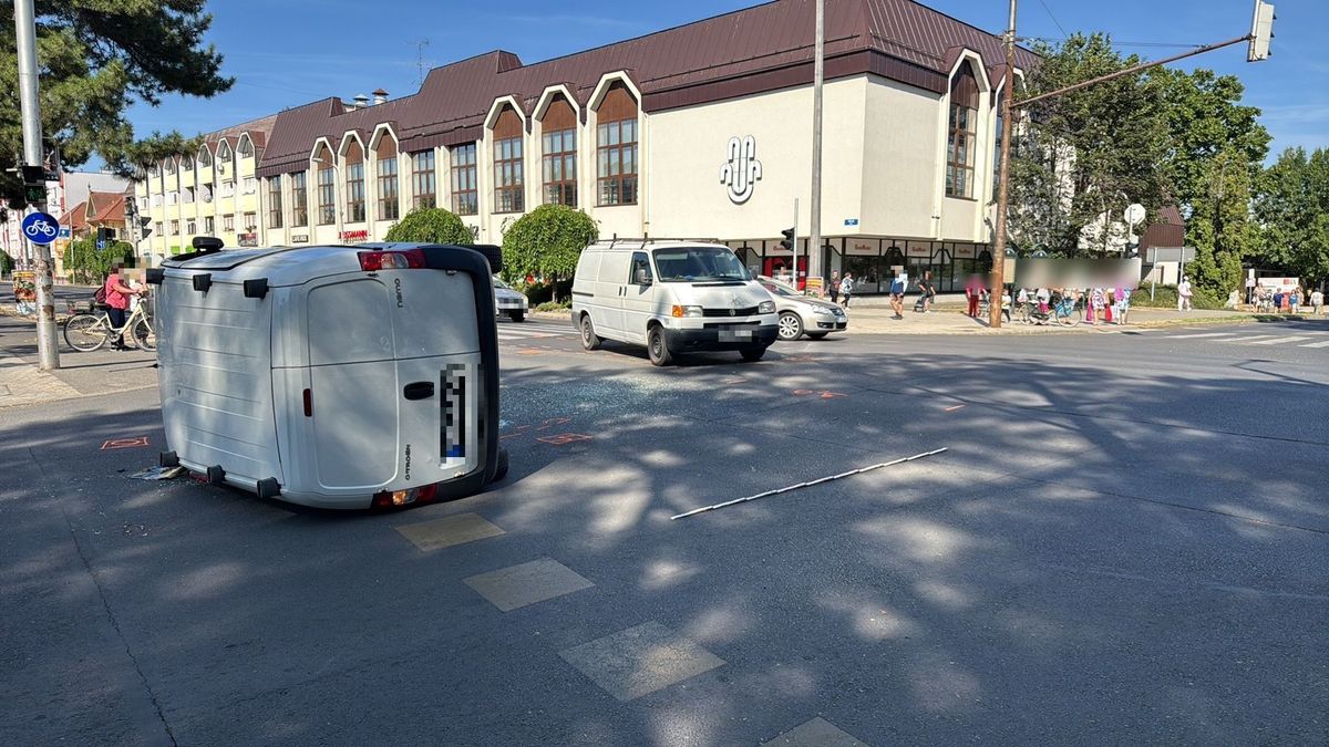 Két furgon ütközött Hajdúszoboszlón, az egyik az oldalára borulva állt meg – fotókkal