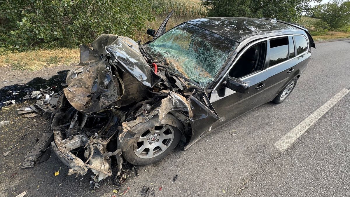 Ripityára tört a BMW eleje a balesetben Hajdú-Biharban - fotókkal