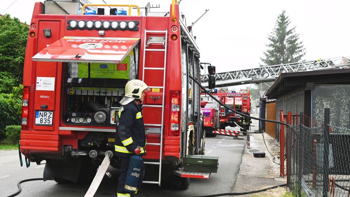 Nem mindennapi módon került bajba egy idős ember, akihez a tűzoltókat riasztották