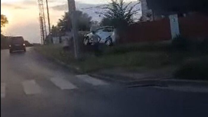 Videón a baleset! Kerítésnek csapódott egy autó Nyíradonyban, egy embert kórházba szállítottak!