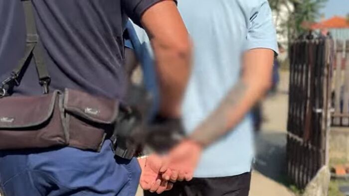 Otthonában csaptak le a rendőrök a hajdú-bihari férfira, ezt találták nála – videóval
