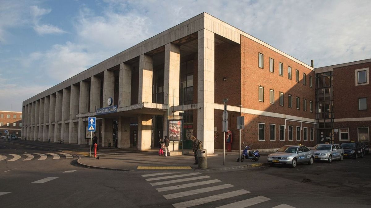 Rendőrök lepték el a debreceni Nagyállomást, több csuklón is kattant a bilincs – videóval