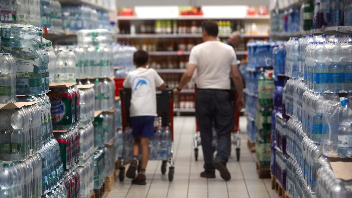 „Köszönöm a hátfájást, Brüsszel!” – Tényleg búcsút inthetünk a zsugorfóliás ásványvizeknek?