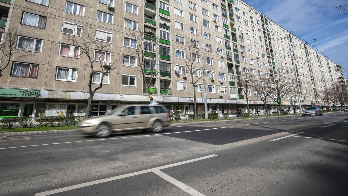 Ha ez onnan leesik... Hihetetlen, mit találtak a Csapó utcai épület tetején! – fotóval