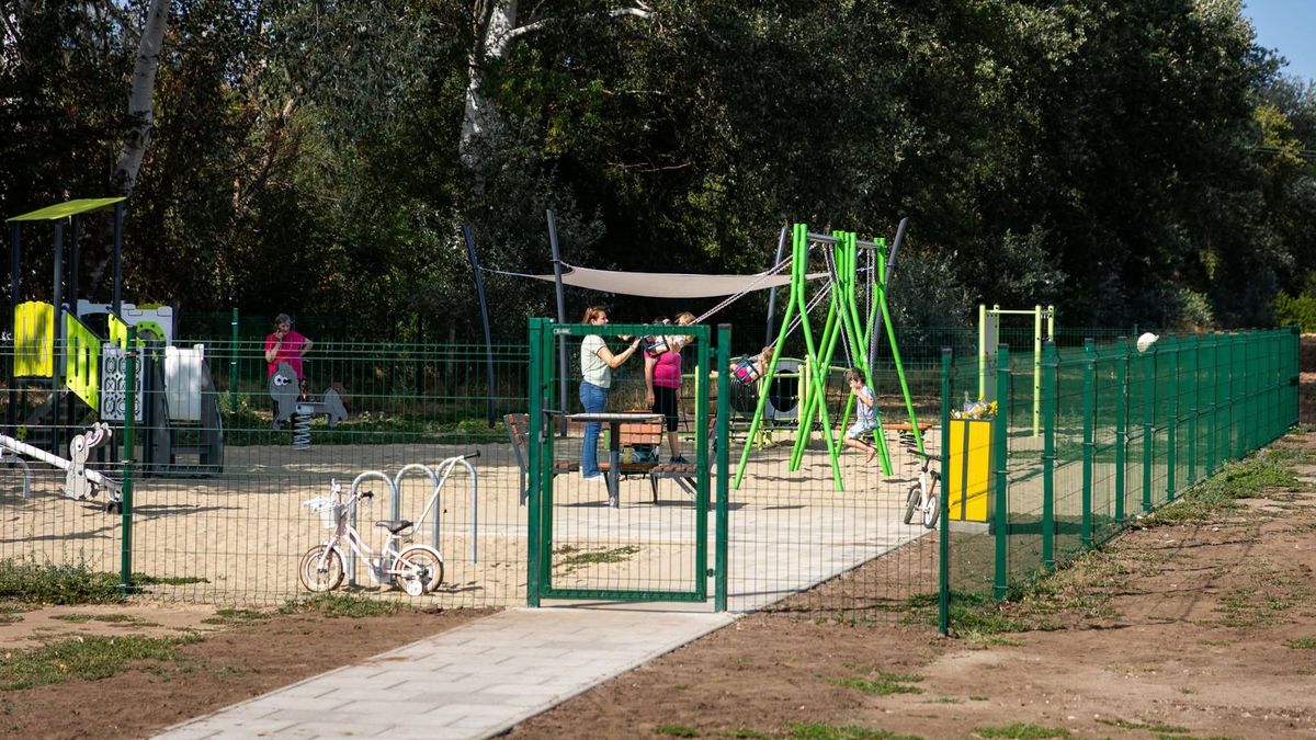 Új játszótér nyújt kikapcsolódást a gyerekeknek Debrecenben
