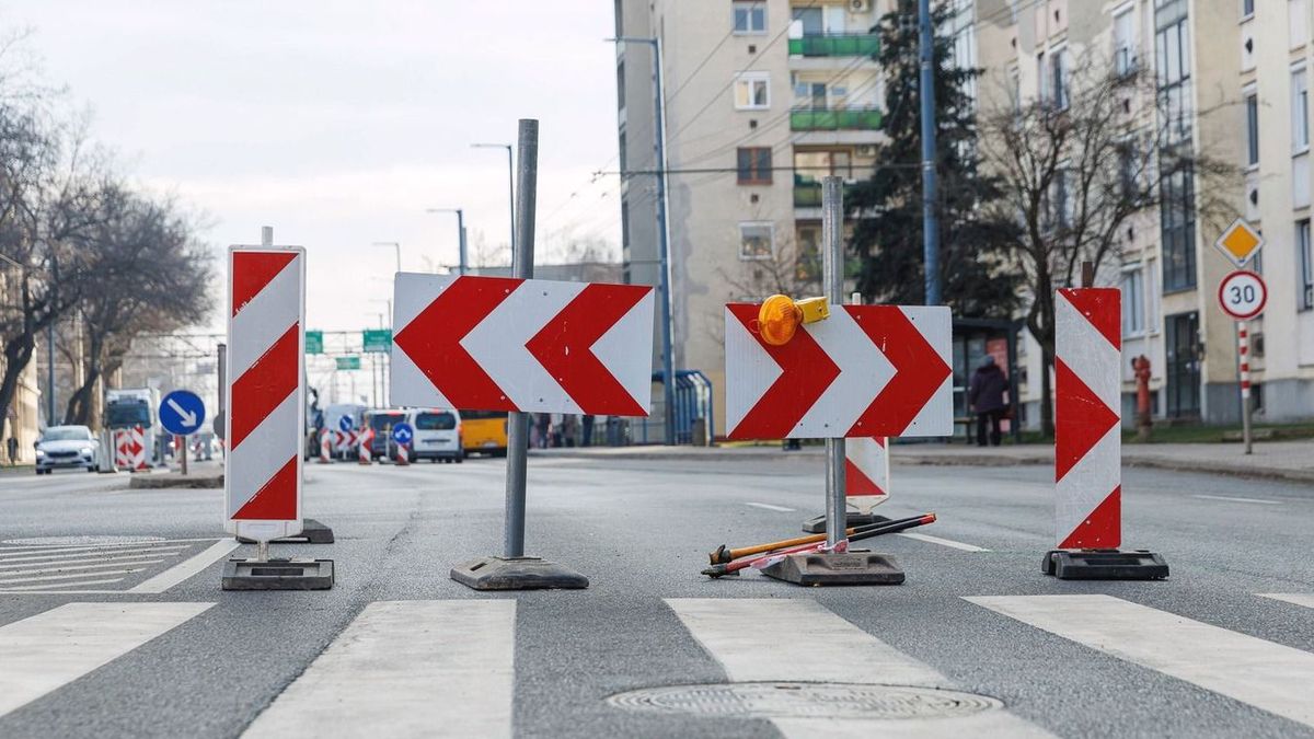 Autósok, figyelem! Váratlanul lezártak egy sávot az egyik forgalmas debreceni úton
