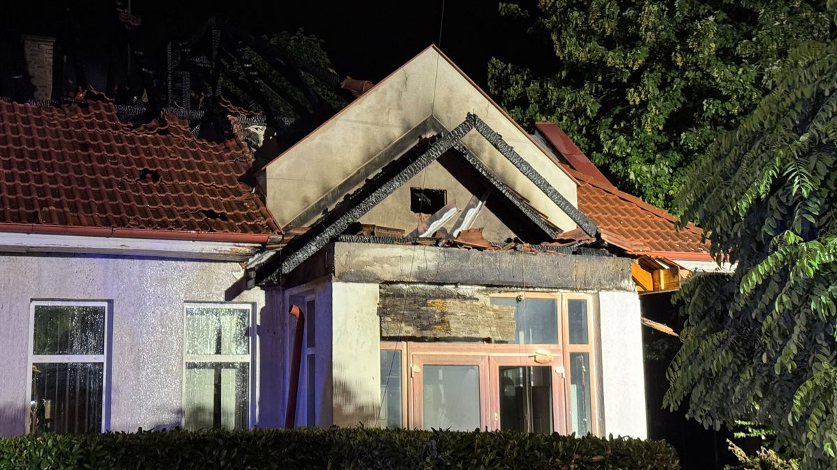 Hatalmas lángokkal égett egy tető Hajdú-Biharban – fotókkal