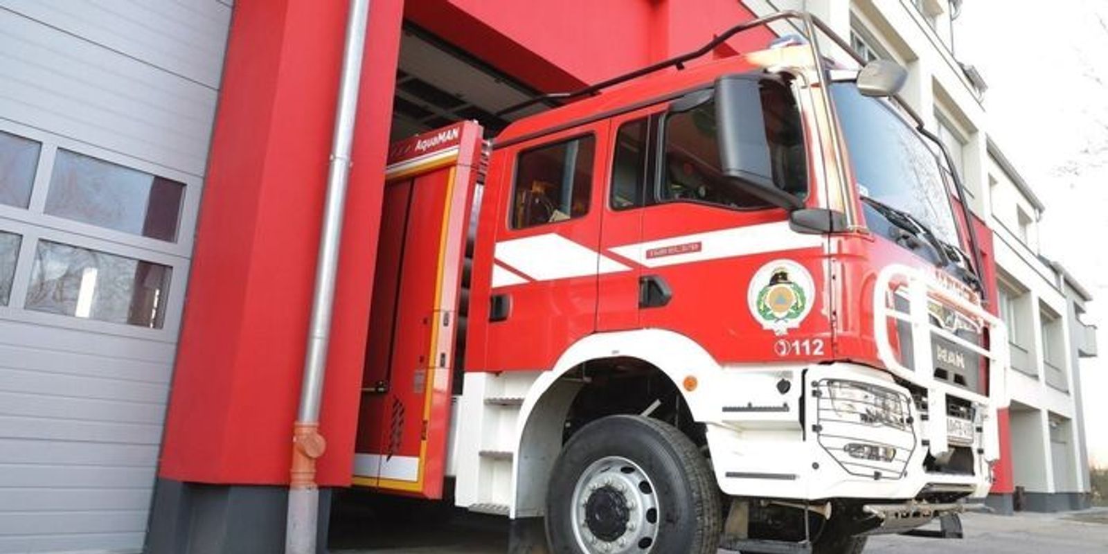 Villanyoszlopnak csapódott egy kisteherautó Hajdú-Biharban