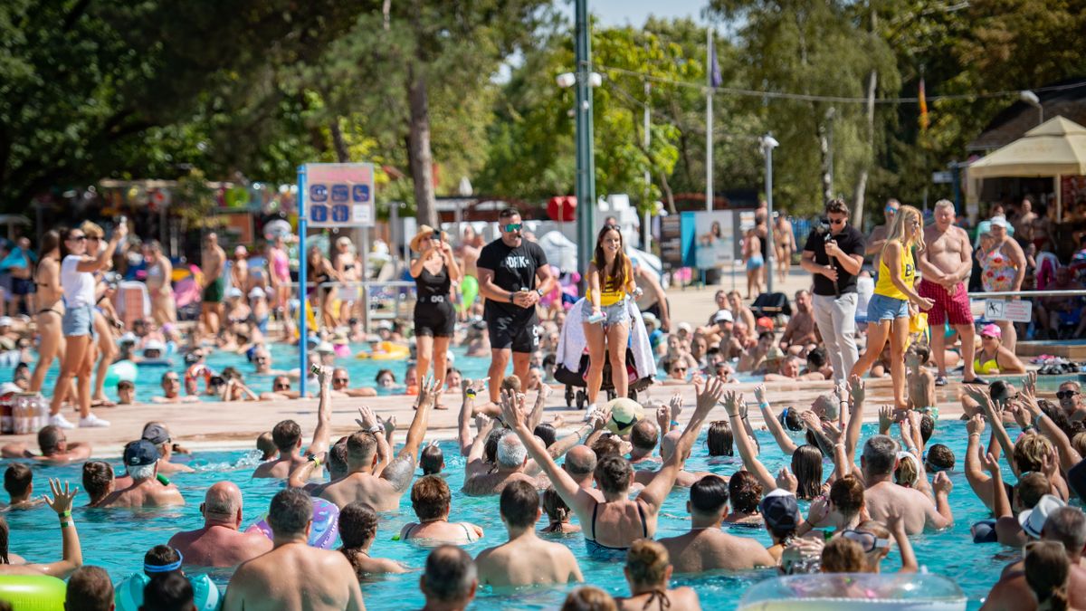 Brutális kánikula Hajdúszoboszlón is, tömegek a strandon! – fotókkal, videóval