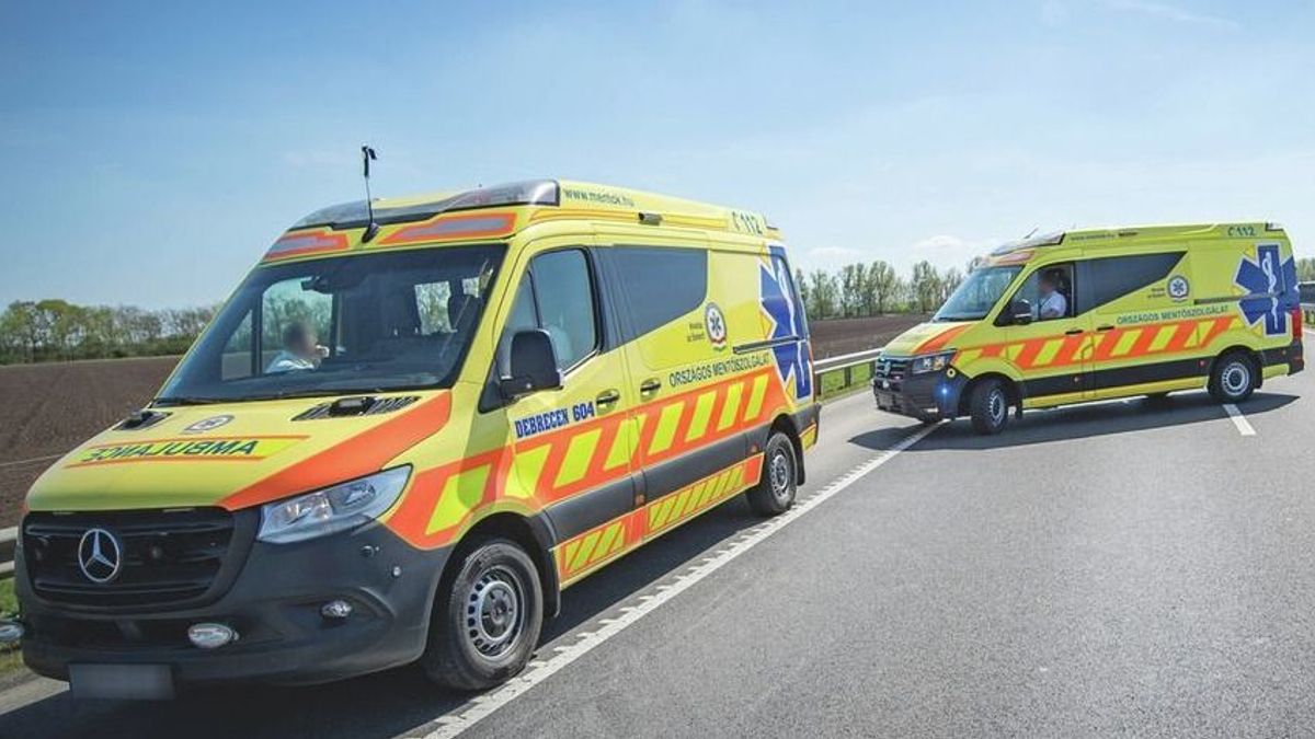 Baleset a 42-esen: kisteherautó és autó ütközött, mentők a helyszínen!