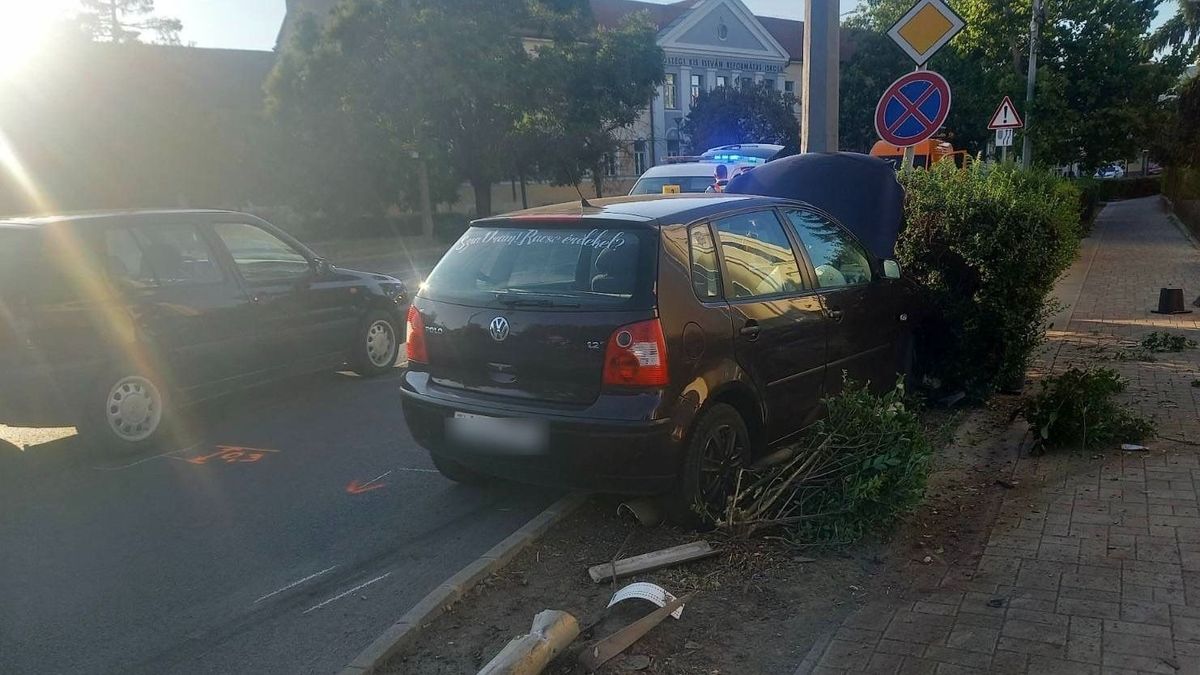 Oszlopnak hajtott egy autó Hajdú-Biharban, a sofőrt kórházba kellett szállítani – fotókkal