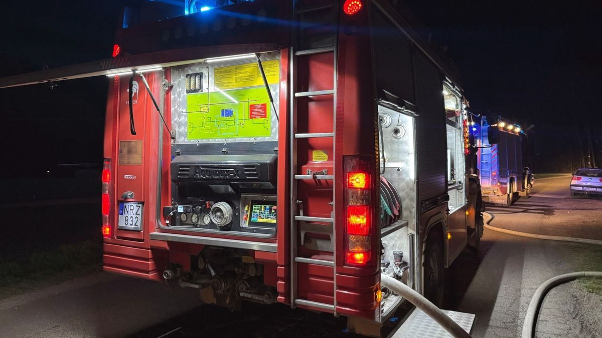 Kigyulladt egy autó Ártándnál, a tűz egy búzatarlóra is átterjedt!